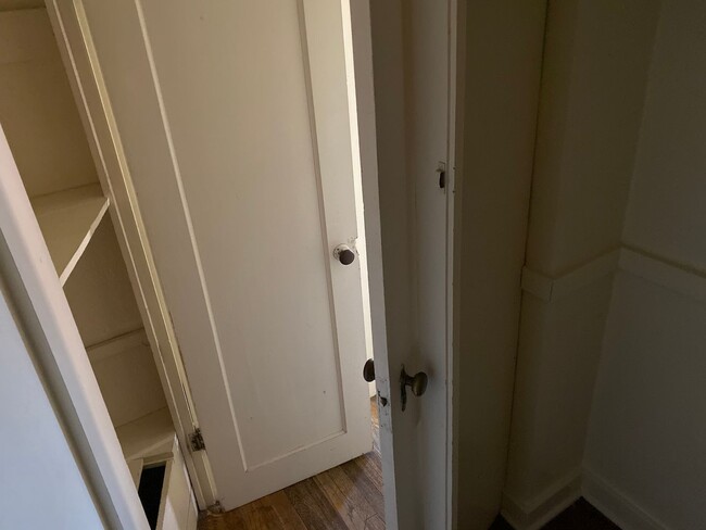 Building Photo - 1 Bedroom with Basement & Enclosed Yard