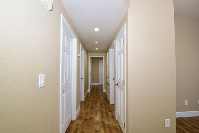 Building Photo - SPECIOUS 2 BED 2 BATH CONDO WITH ATTACHED ...