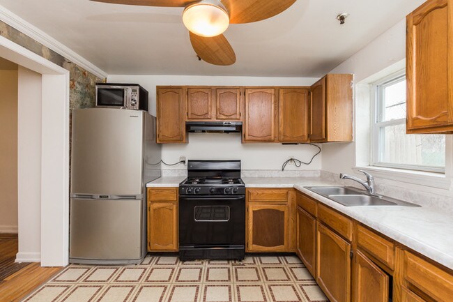 Building Photo - 2582 Collins St