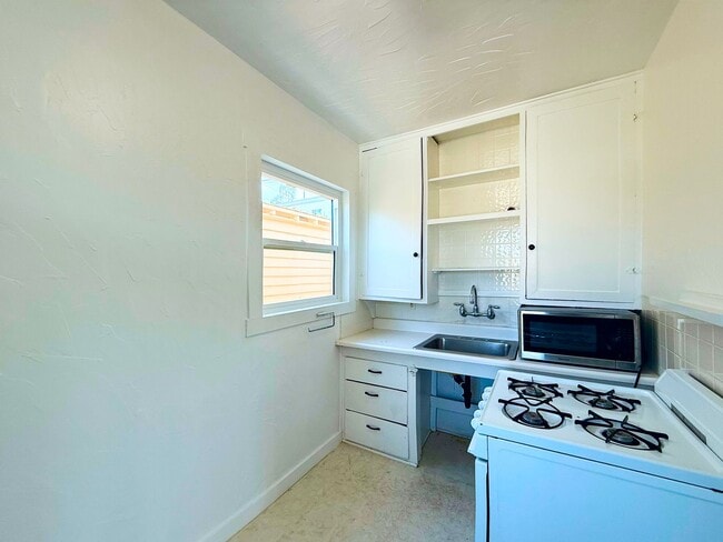 Building Photo - Welcome to your beautiful beach cottage, perfectly situated in Ocean Beach!