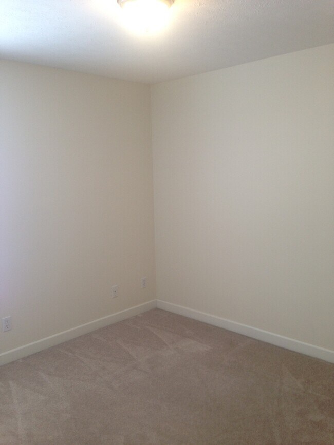 Building Photo - 2345 Meadowpoint Dr