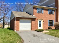 Building Photo - End unit! Spacious 2-bed townhome in Dalla...