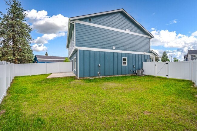 Building Photo - Brand New 3 bed 2.5 townhome