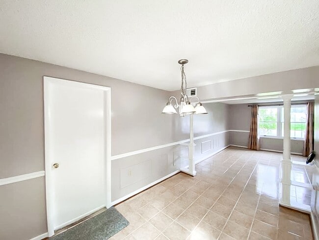 Building Photo - Beautifully Maintained 3 Bed 2 Bath Single...