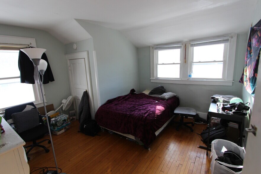 bedroom 2 - 831 Lancaster Ave