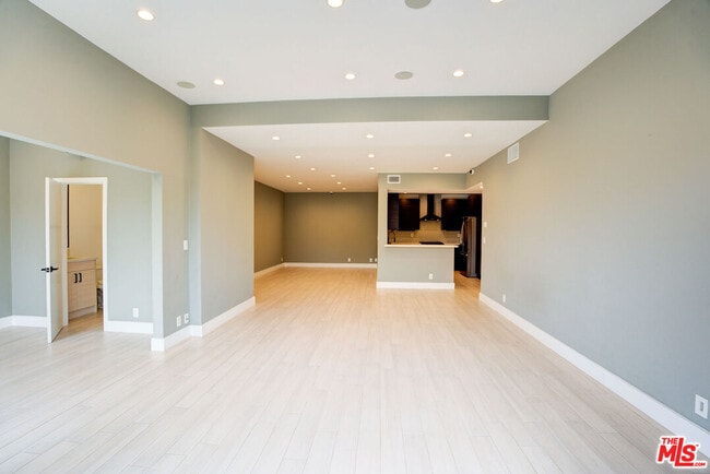 Building Photo - 423 N Palm Dr