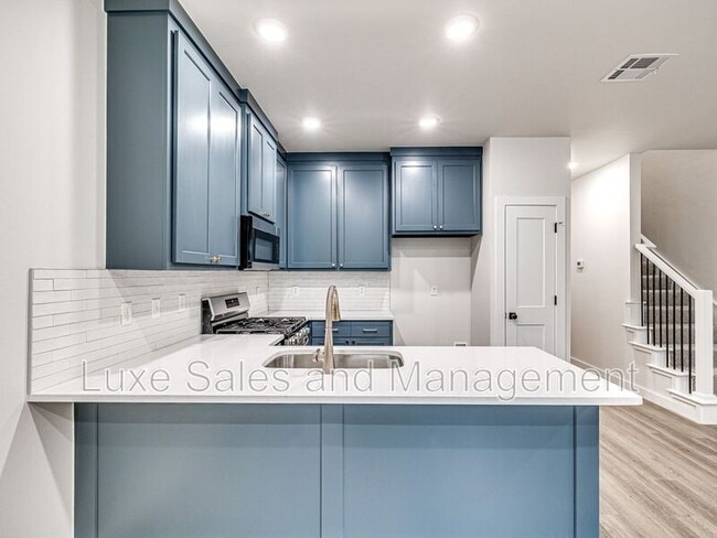 Building Photo - 610 W 2nd St