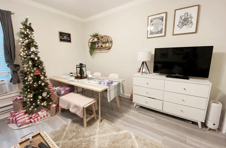 Building Photo - 732 W Roscoe St