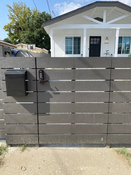 Building Photo - 2849 Knox Ave