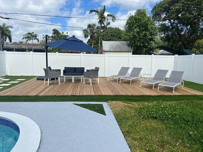 Building Photo - 5311 Pierce St