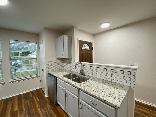 Building Photo - Washer/Dryer Included – Move-In Ready Home in Hills of Shaenfield!