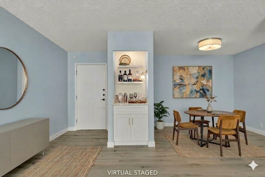 Building Photo - 725 N Royal Crest Cir