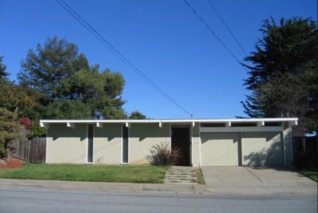 Building Photo - 5559 Greenridge Rd