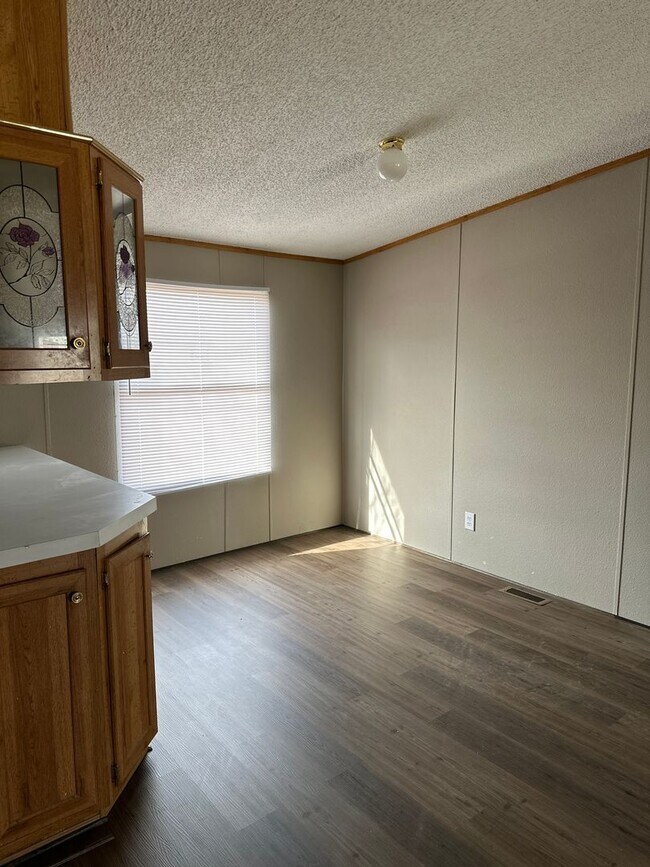 Building Photo - 3/2 double wide in Tye!