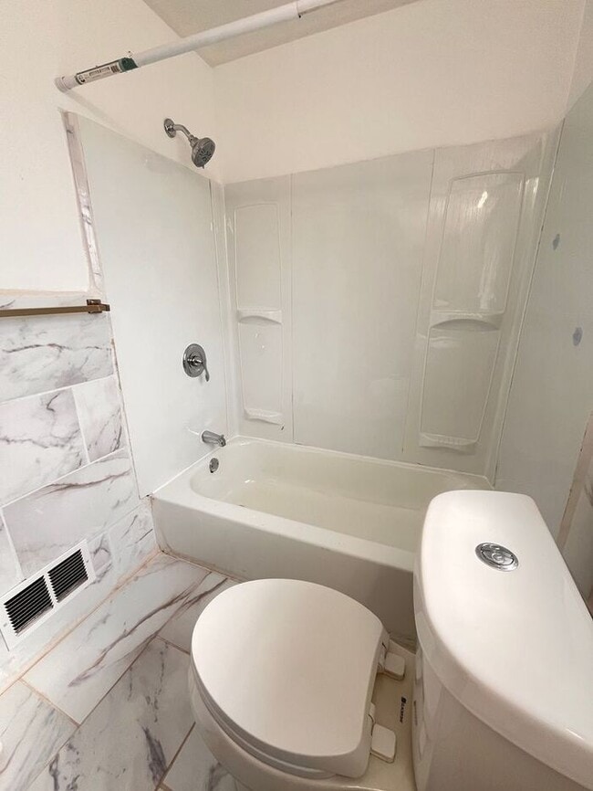 Building Photo - Charming 2-Bedroom Duplex Home / Pet-Frien...