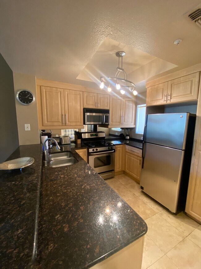 Building Photo - Fully furnished top floor strip view condo at the fabulous Meridian