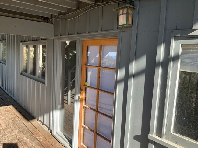 Building Photo - 3 Bedroom House in Hendrick's Park Area