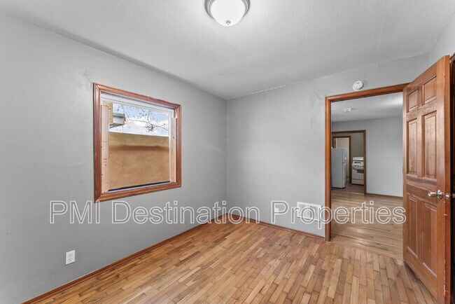 Building Photo - 533 Brown Ave