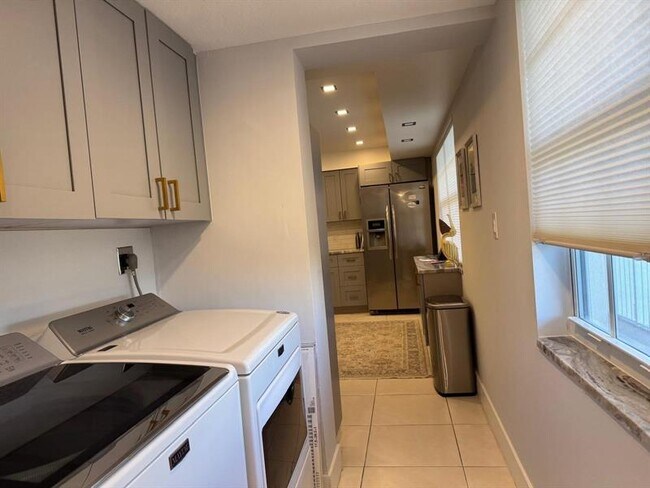 Building Photo - 3510 Oaks Way