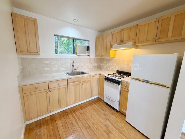 Building Photo - 362 N San Vicente Blvd