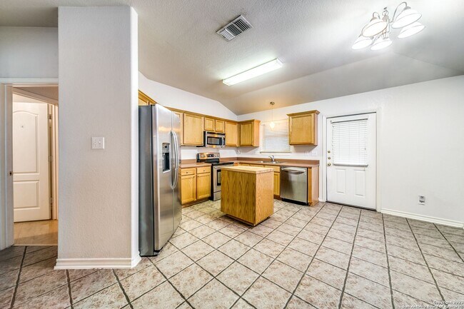 Building Photo - Charming Home Awaits: Spacious & Modern Living in a Prime Location