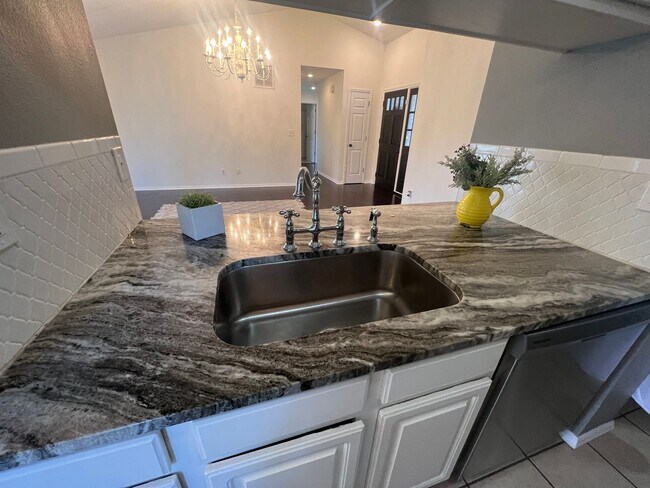 Building Photo - Adorable 3 Bedroom property with a sunroom...