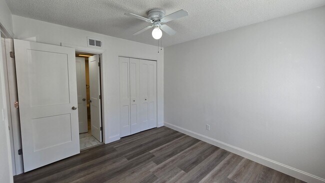 Building Photo - 2 Bed 2 Bath townhome with a Den/ Office s...