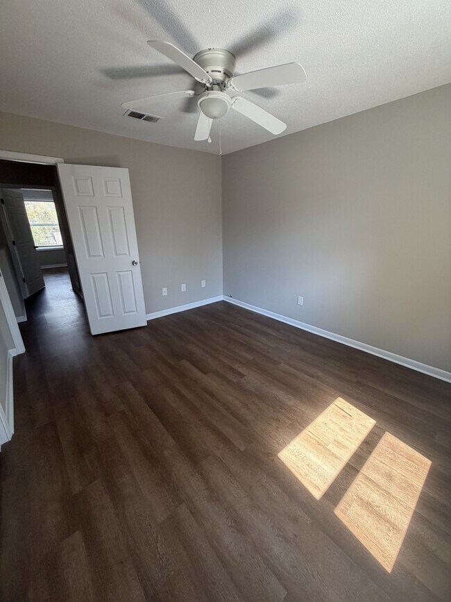 Building Photo - 124 Hampton Dr