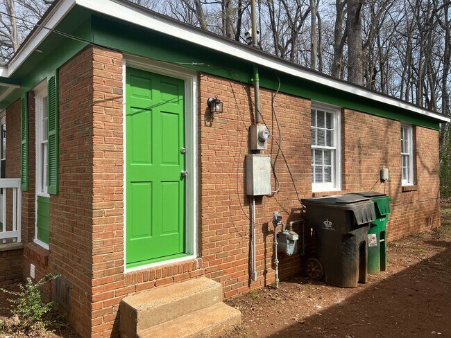 Building Photo - 3 Bedroom close to Uptown