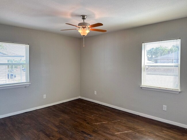 Building Photo - 2 Bed / 1 Bath / Detached Garage