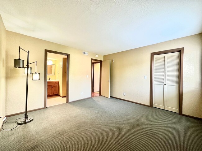 Building Photo - 2bd/2ba Kirkland Condo