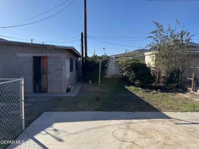 Building Photo - 615 N Cebada St