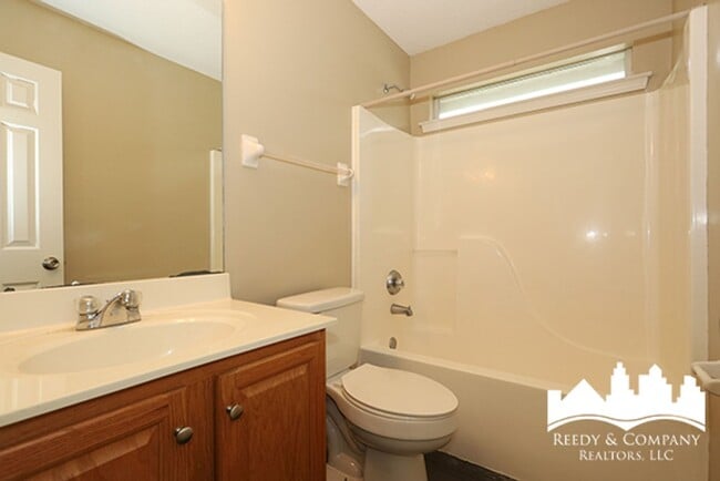 Building Photo - Modern Home with Master Bathroom