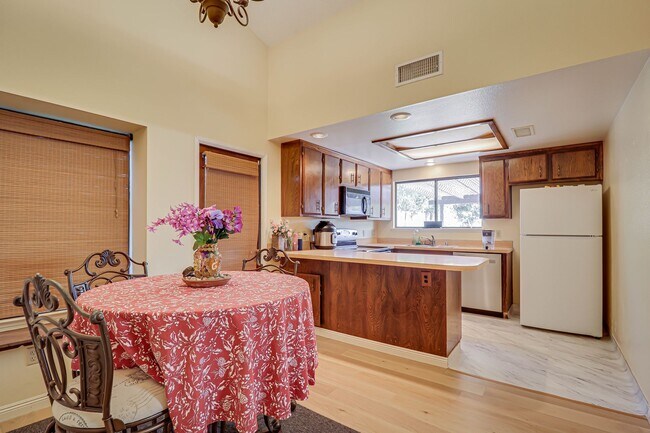 Building Photo - Great Laurelglen Home!