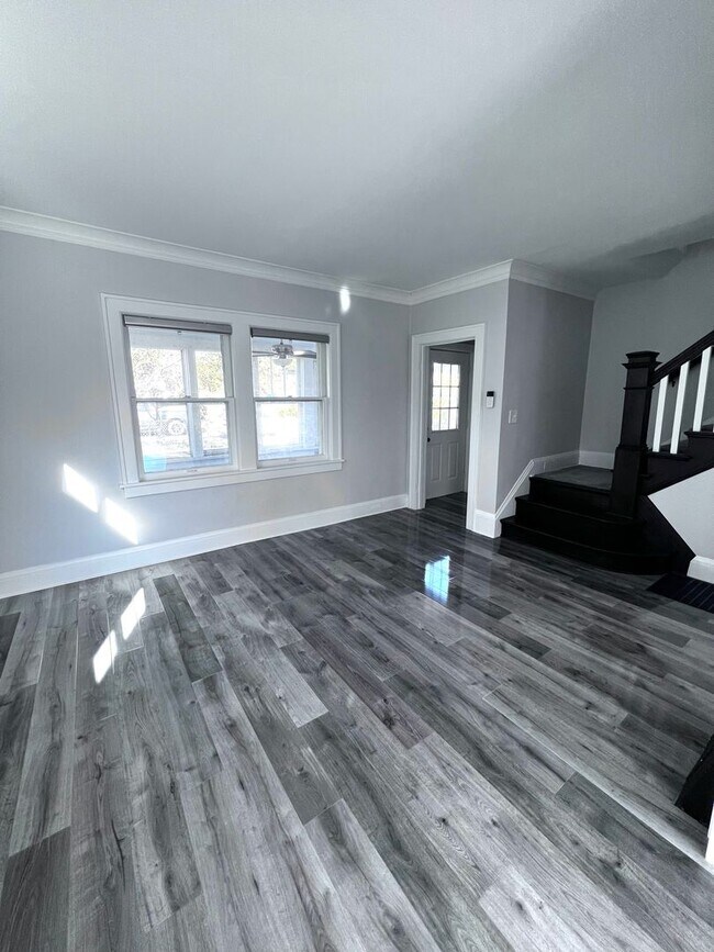 Building Photo - AVAILABLE August 3st - 3 bed 1 Bath Home!