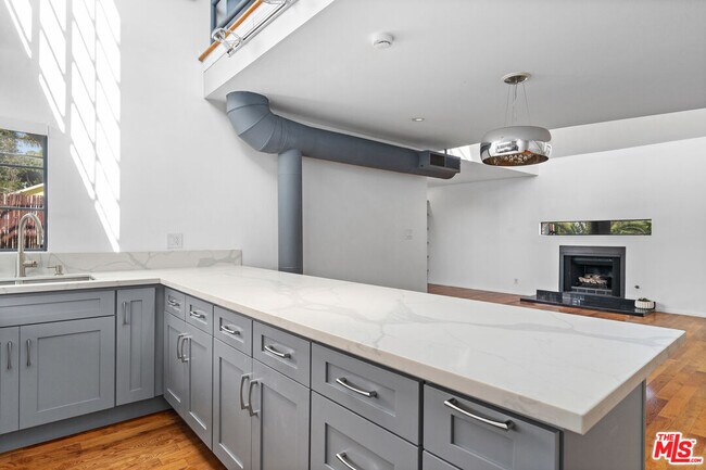 Building Photo - 1015 Marine St