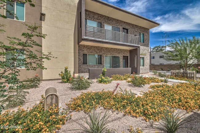 Building Photo - 1037 S Farmer Ave