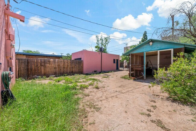 Building Photo - PRE-LEASE for AUGUST 2026 - Sam Hughes Bun...