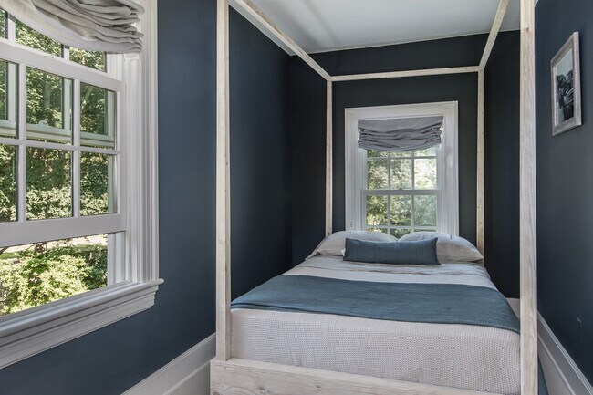 Building Photo - 274 Main St