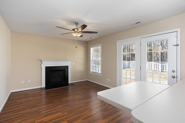 Building Photo - 3 bedroom home with large, fenced backyard convenient to RTP!