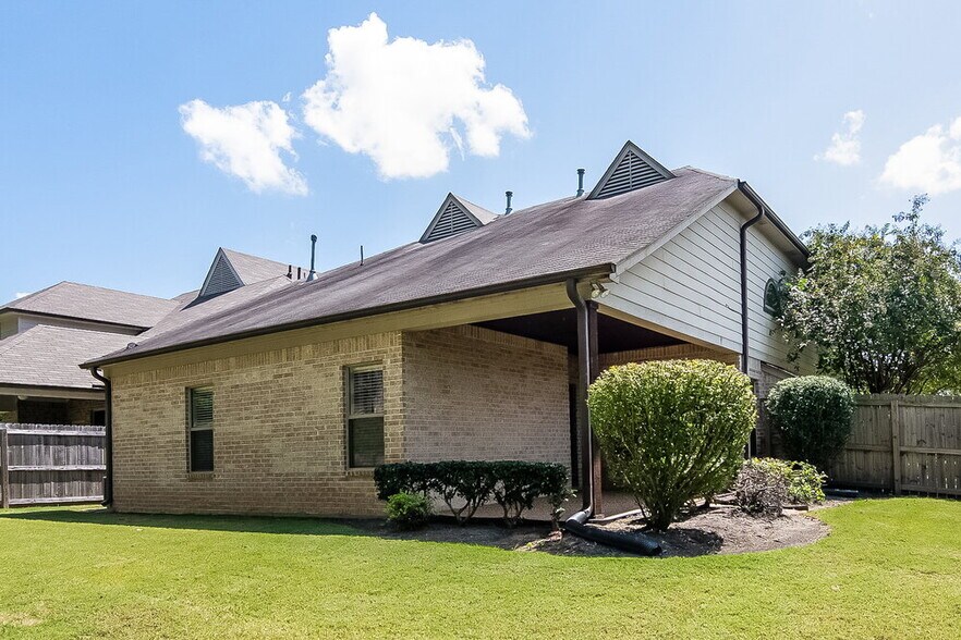 Building Photo - 15 Garden Springs Dr