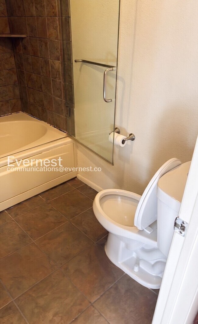Building Photo - 3Bed/2Bath with Fenced Yard/ Available Now!