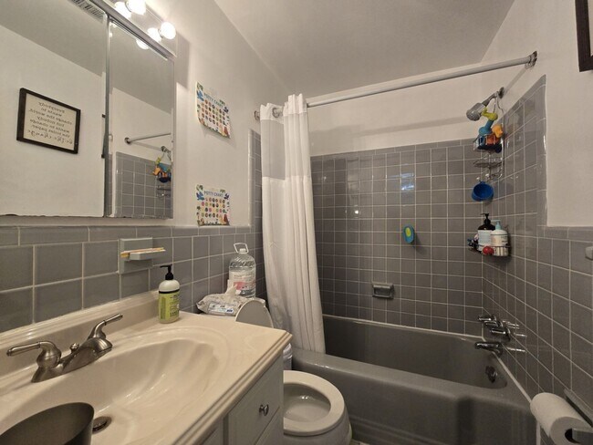 Building Photo - Spacious 4 Bedroom, 3 Bathroom Home in Close in Bethesda!!
