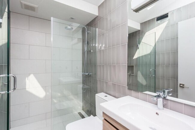 Building Photo - 3 bedroom in Chicago IL 60657