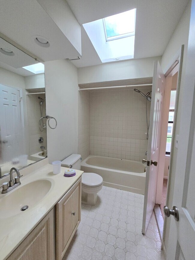 Building Photo - Rare opportunity in North Edison! Spacious 2-bed and 1.5-bathroom townhouse!
