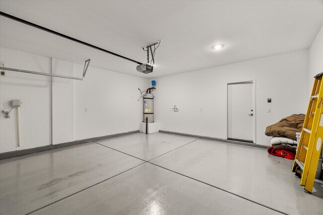 Building Photo - Spacious 3-Bed, 2-Bath Home with 2-Car Gar...