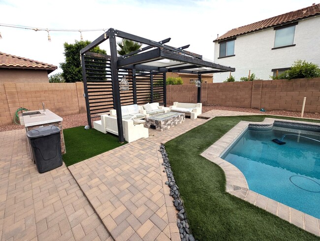 Building Photo - 5 Bedroom Home in the Montelena Neighborho...