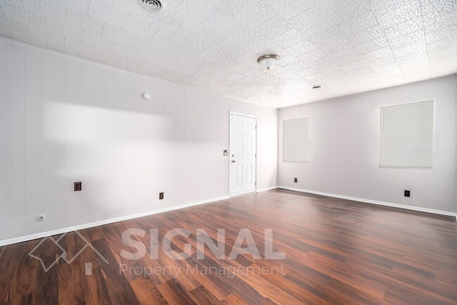 Building Photo - 515 8th Ave SW