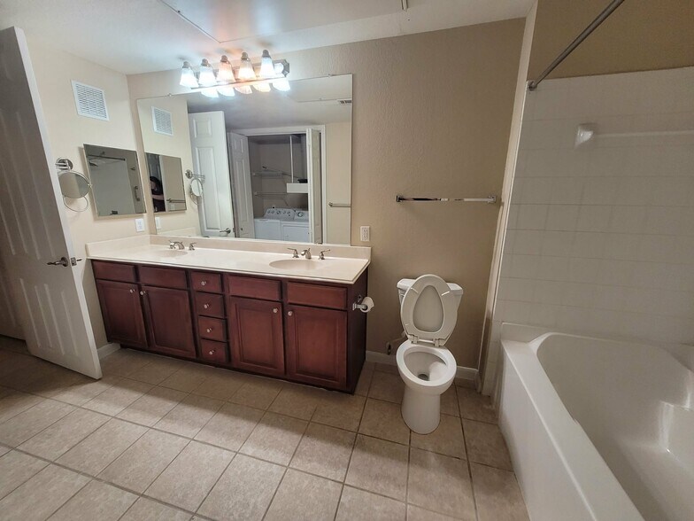 Building Photo - 7575 Kirby Dr