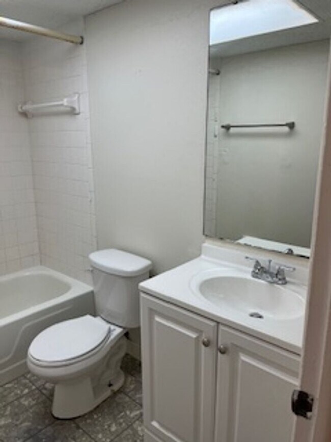 Building Photo - Charming 2 Bedroom 1 bath unit at Habana Park!